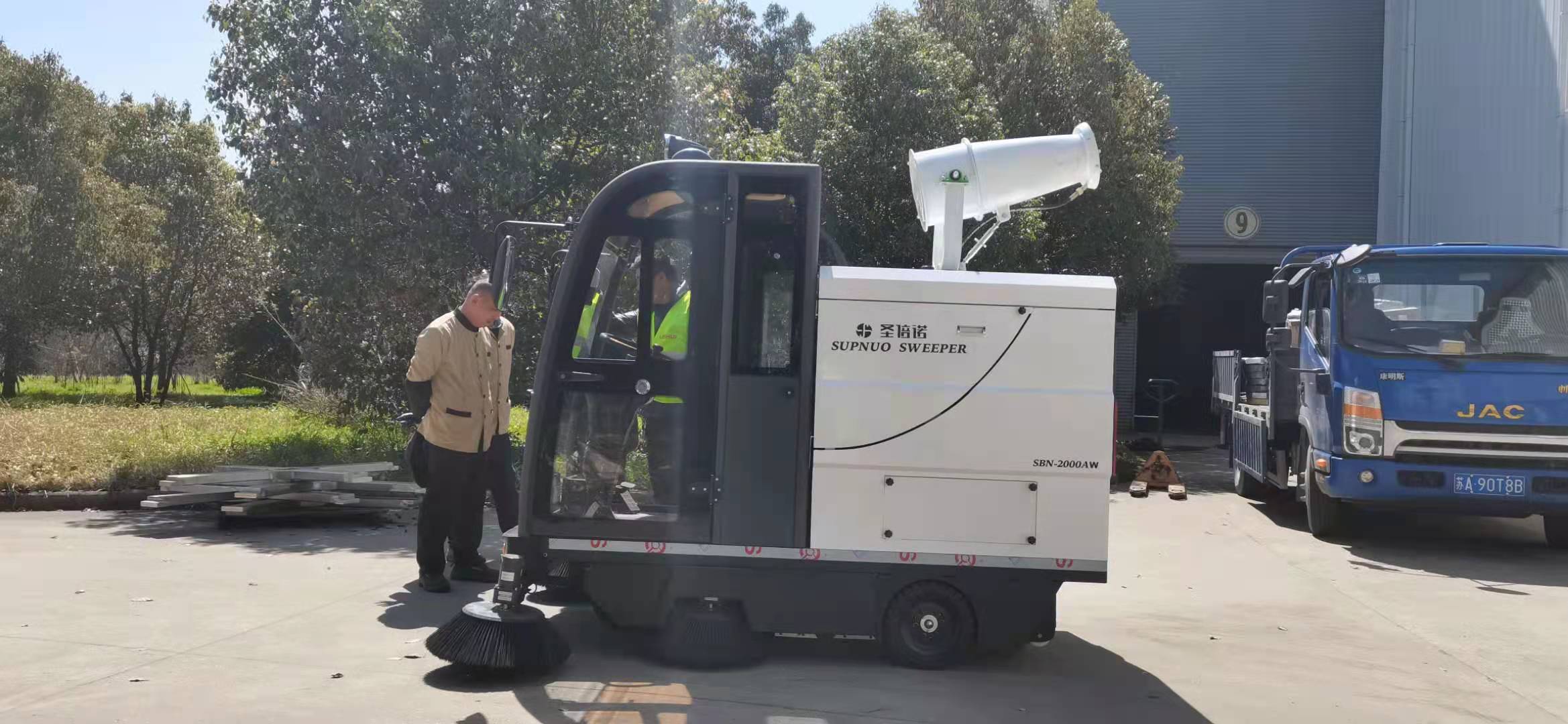 落葉電動(dòng)清掃車是一種新型的環(huán)衛(wèi)清潔設(shè)備