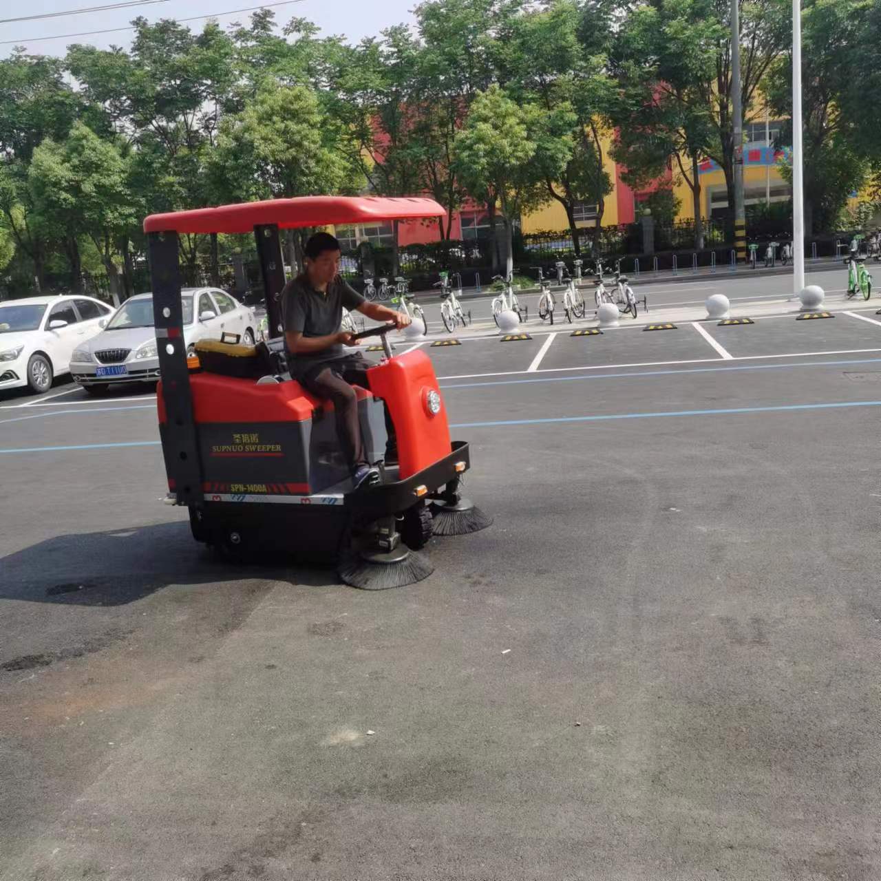 電動掃地車保證工作效率和效果，節(jié)省公司成本