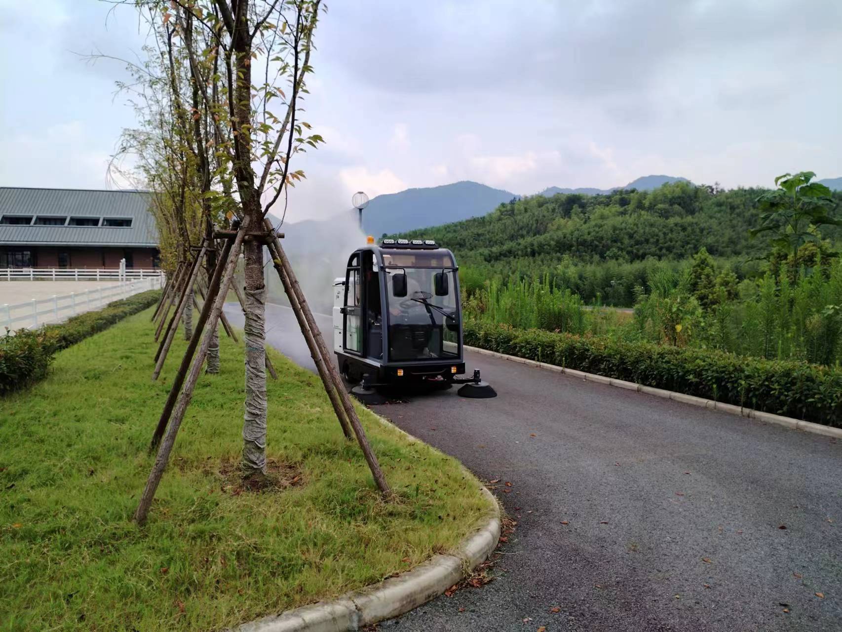 工廠車(chē)間掃地機(jī)的使用方法和注意事項(xiàng)