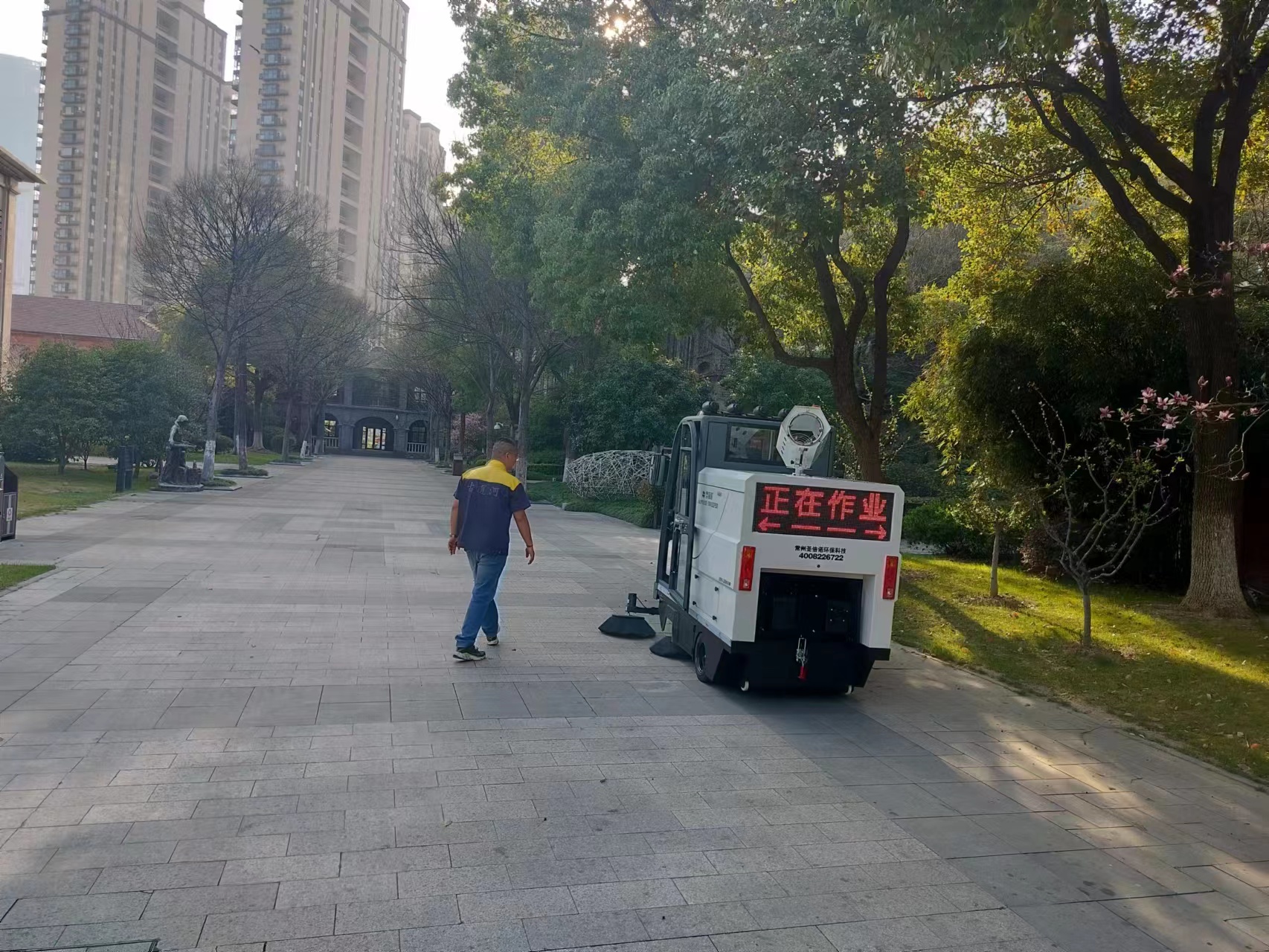 小型掃地車解放了環(huán)衛(wèi)工人的雙手，提高了工作效率