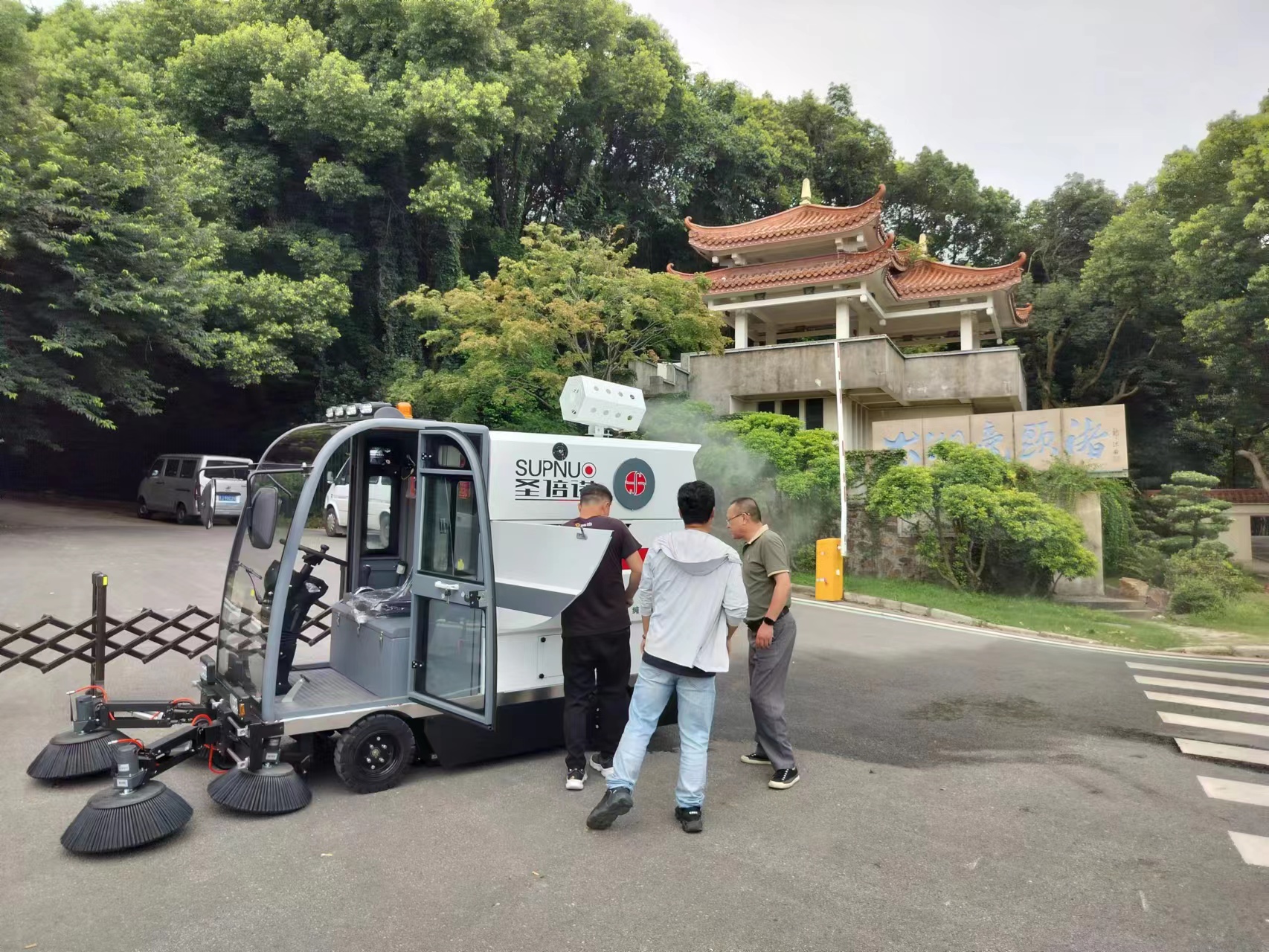 倉庫用電動掃地車有哪些優(yōu)點？倉庫掃地車廠家給您介紹