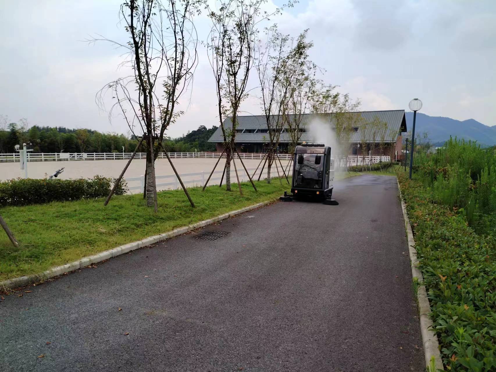 在停車場(chǎng)使用駕駛清掃車時(shí)，要了解清楚其基本注意事項(xiàng)