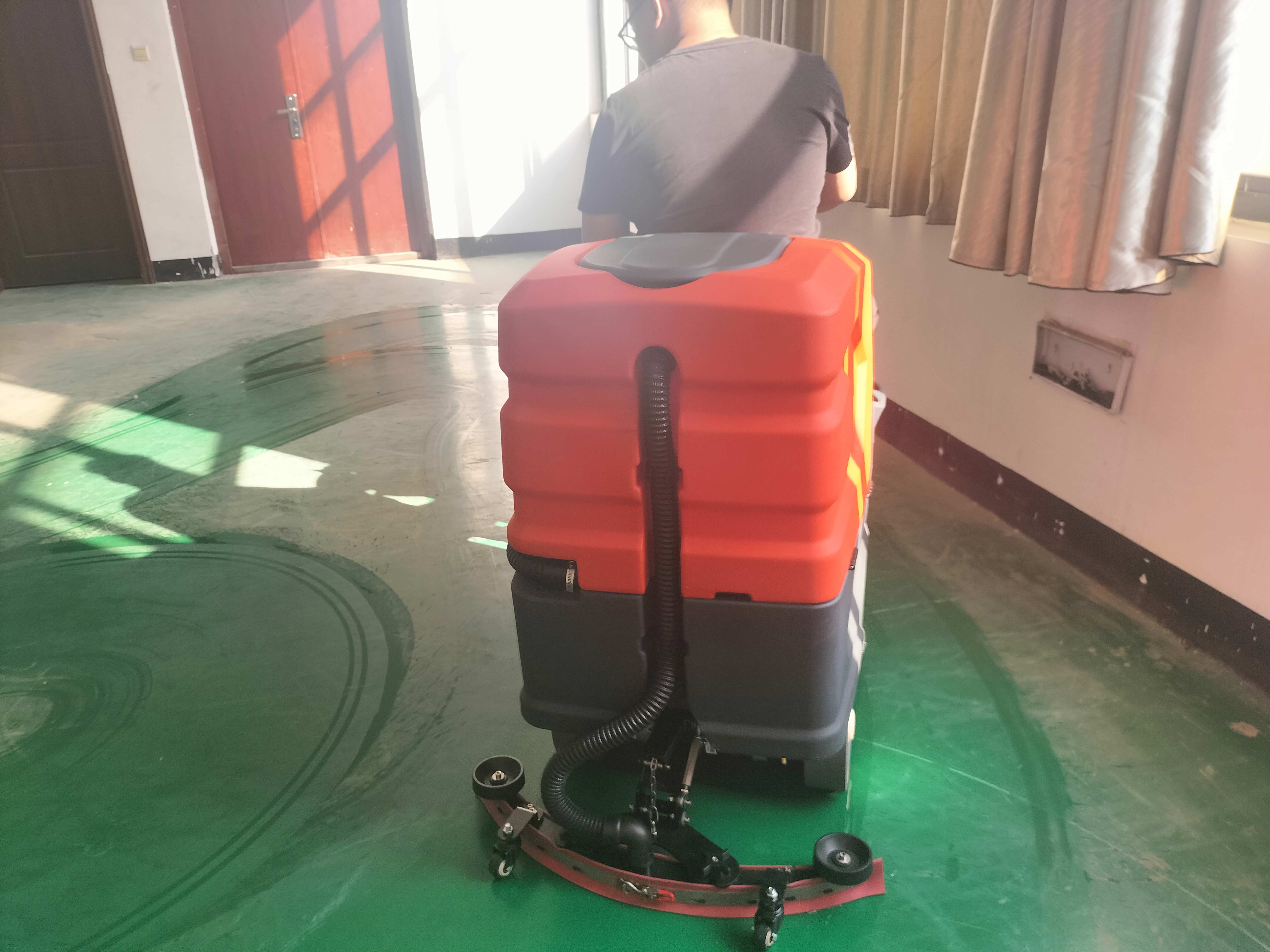 洗地機(jī)可以輕松處理，使地面恢復(fù)清潔