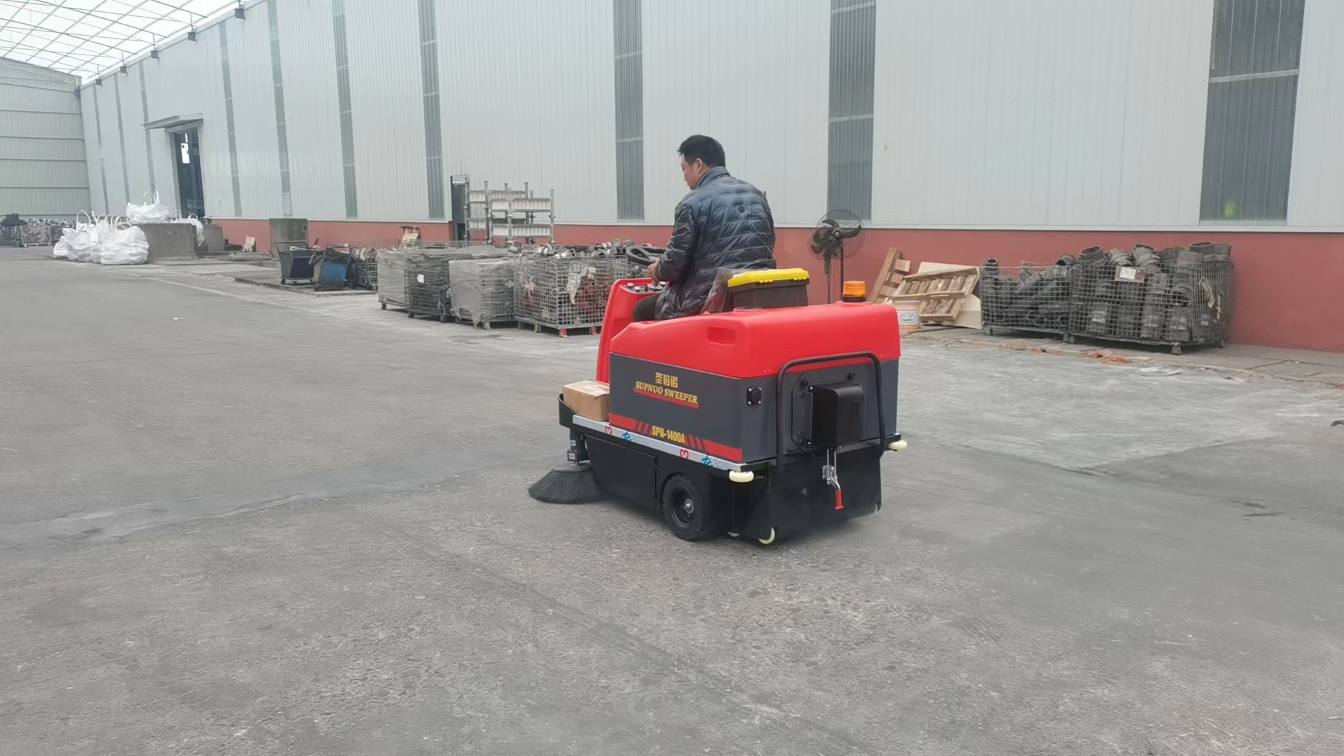 小型清掃車的出現(xiàn)使清掃變得容易