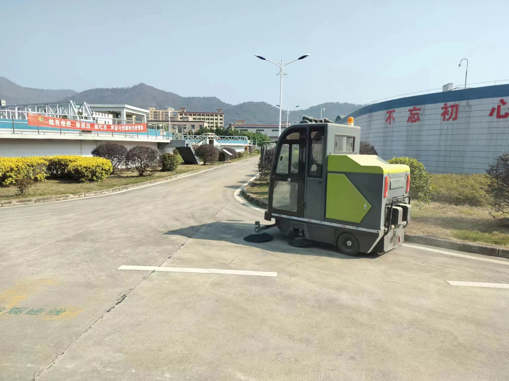 深秋清潔，電動清掃車助力高效作業(yè)