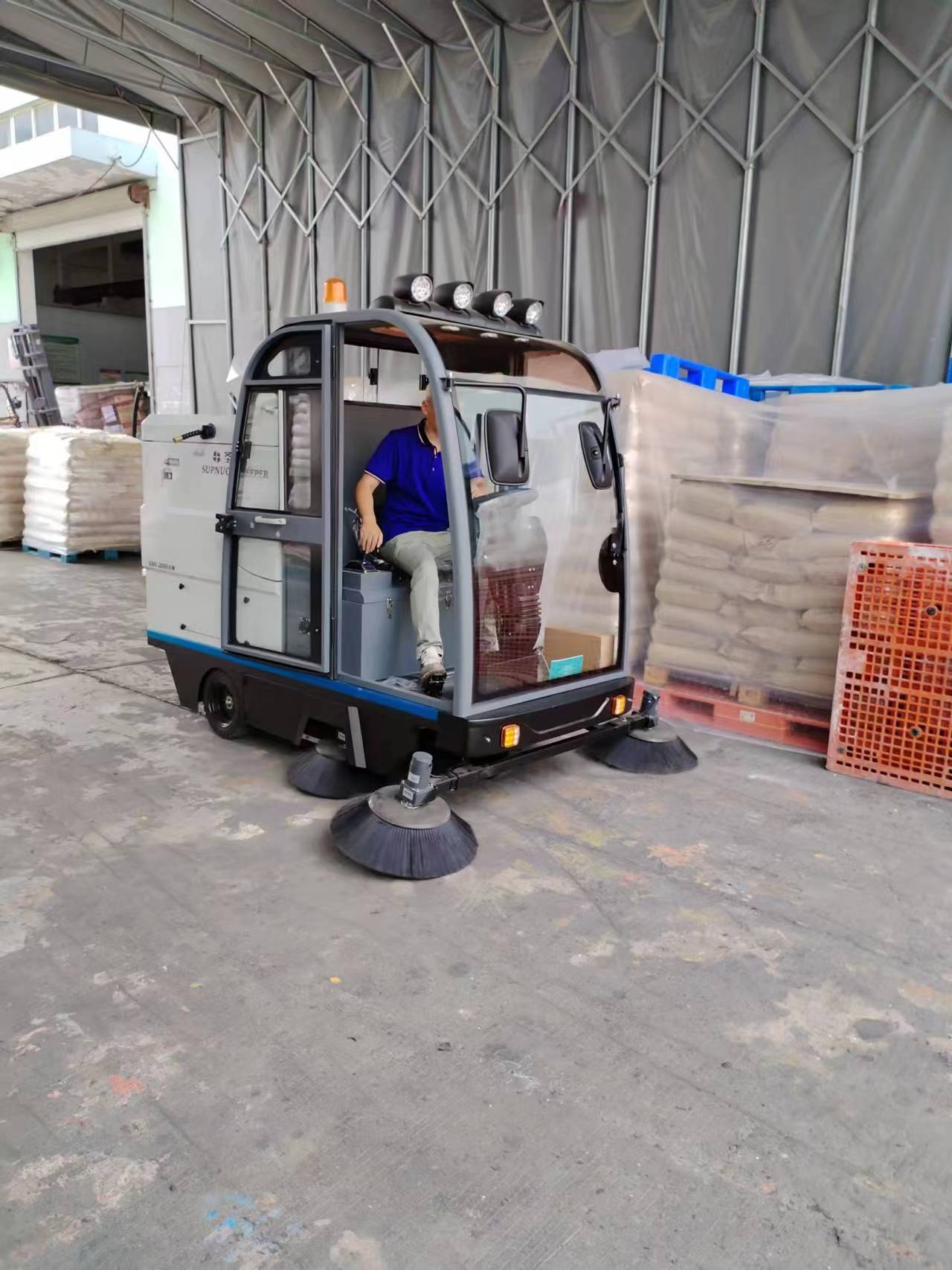 展望未來，電動掃地車行業(yè)將面臨以下幾個主要的發(fā)展趨勢