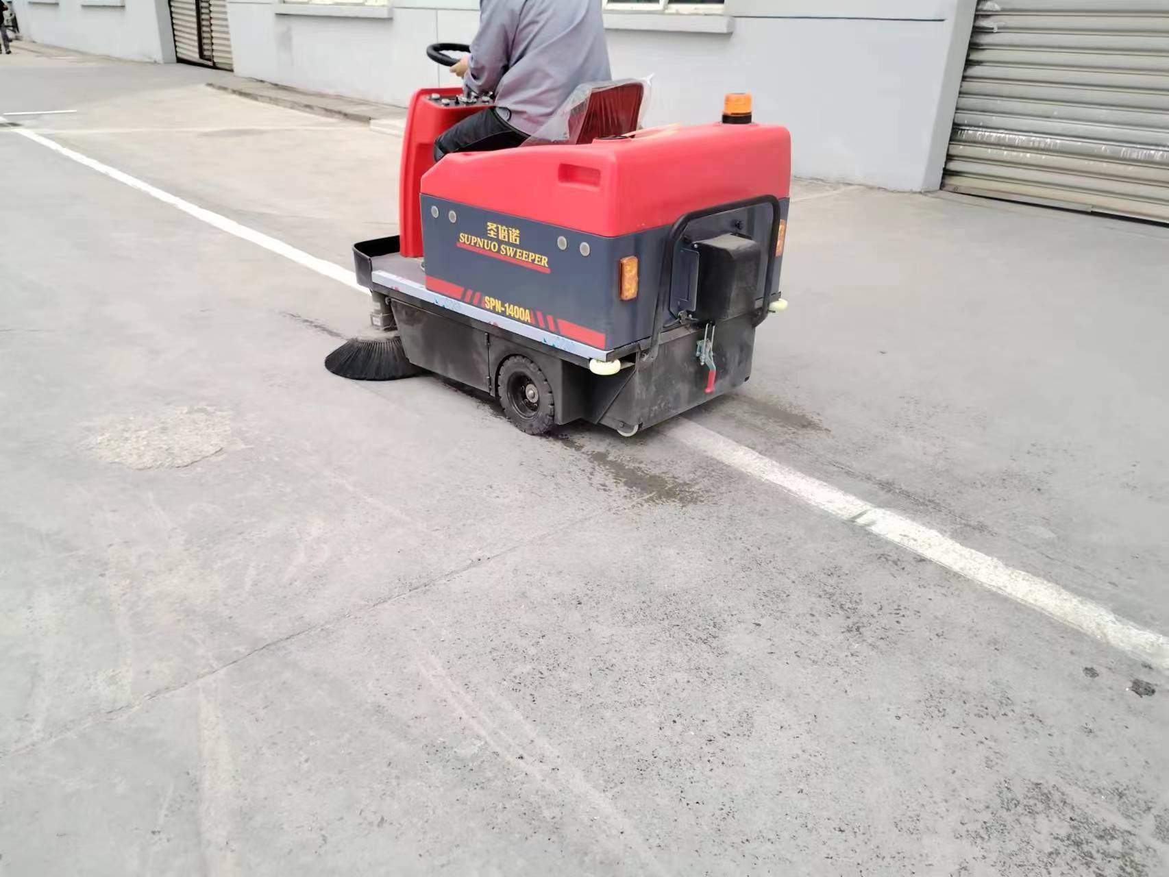  全封閉清掃車(chē)：城市清潔的新革命