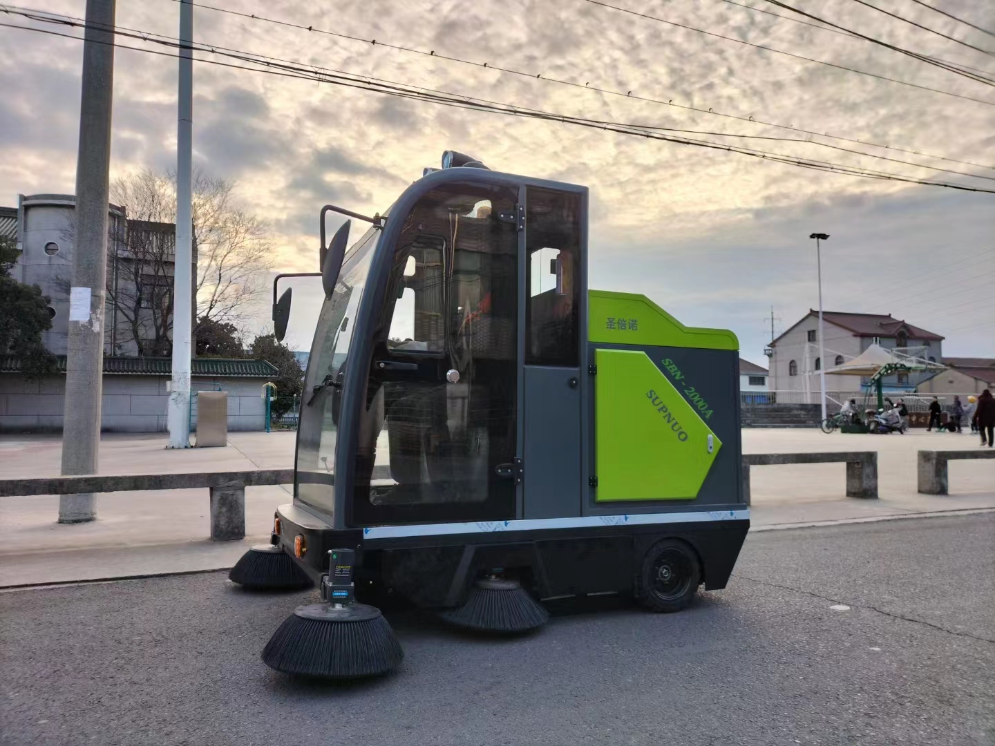 環(huán)衛(wèi)電動(dòng)清掃車(chē)逐漸成為城市清潔的新寵