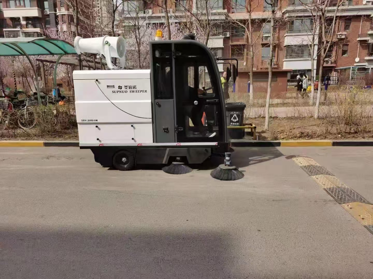 道路掃地車在現(xiàn)代城市管理和環(huán)境保護(hù)中具有廣泛的用途和重要意義，具體體現(xiàn)在以下幾個(gè)方面