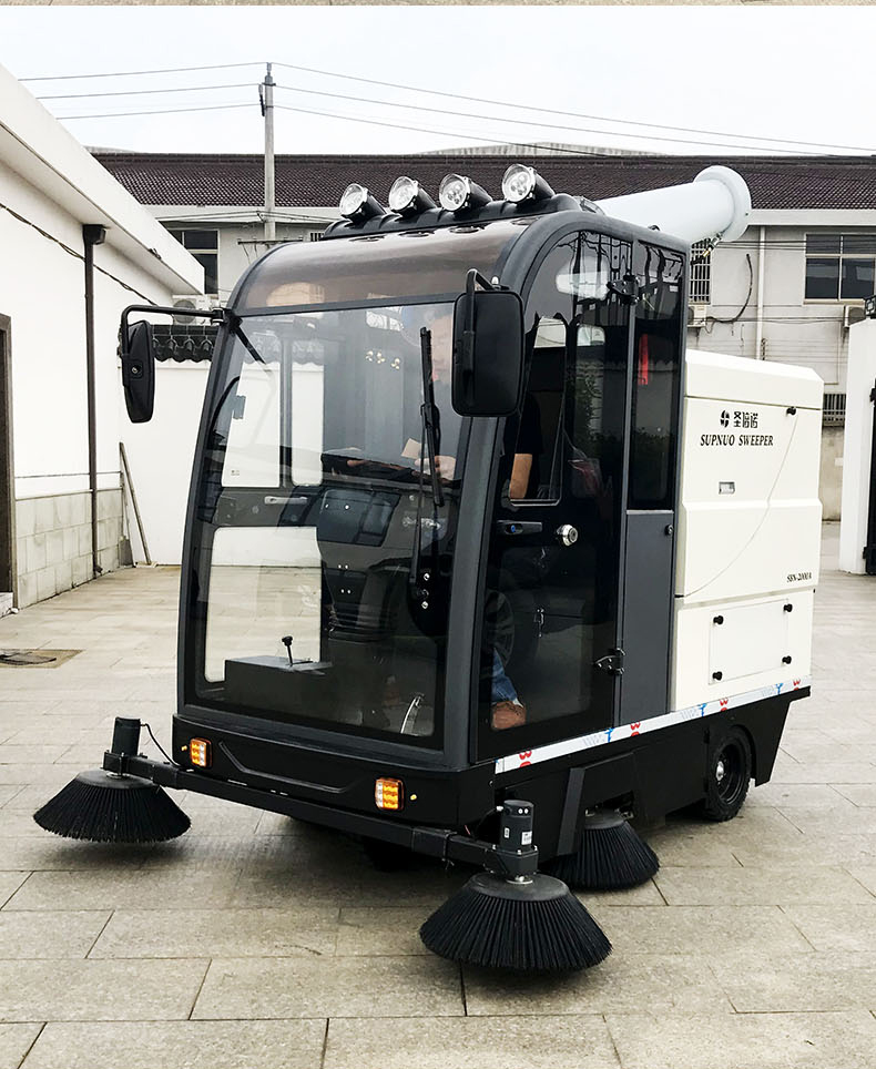 高壓沖洗霧炮電動掃地車閃亮登場