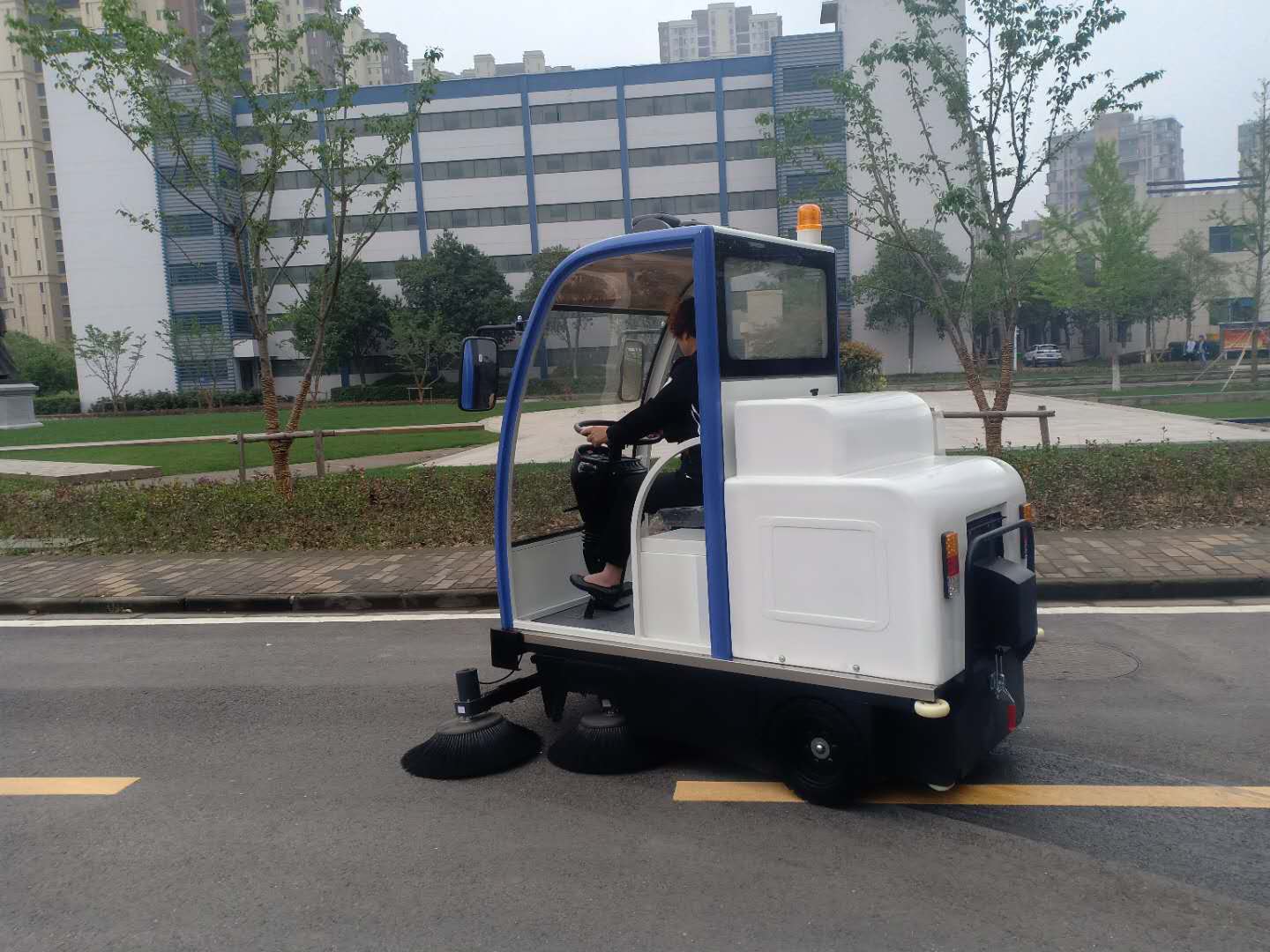學(xué)校使用掃地車，應(yīng)該如何選擇呢？
